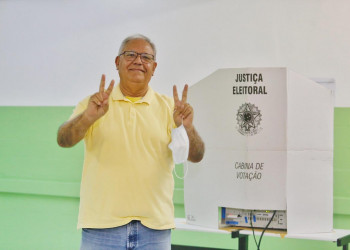Kleber Montezuma (PSBD) vota no fim da manhã e agradece apoiadores